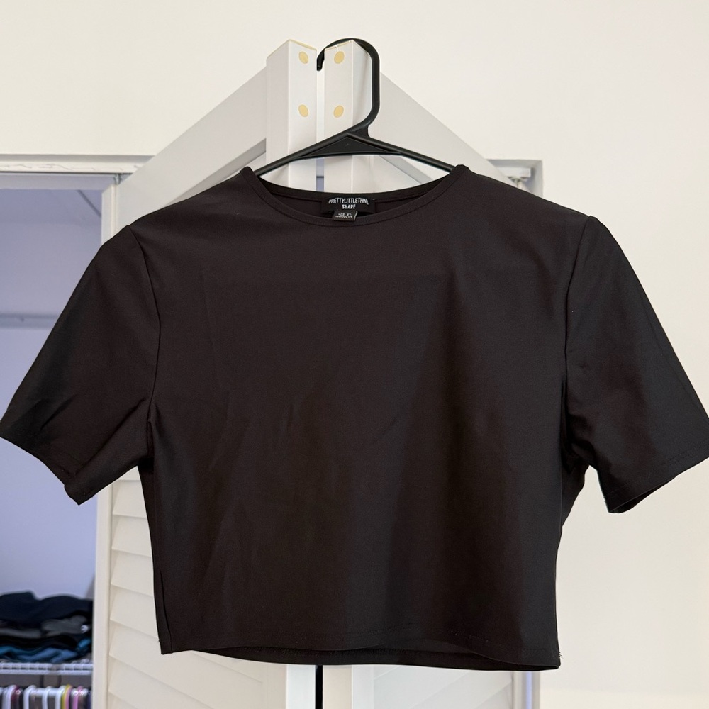 NWOT PrettyLittleThing Shape Crop Tee